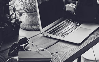 “团队力量：幕后英雄的坚韧不拔”，团队的精英